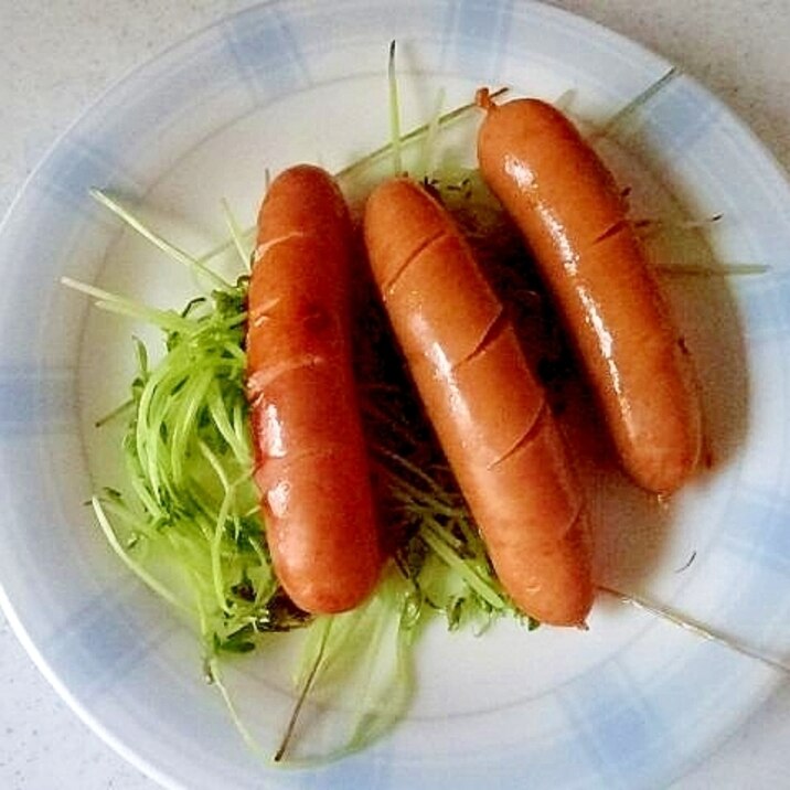 ソーセージと豆苗の炒め物